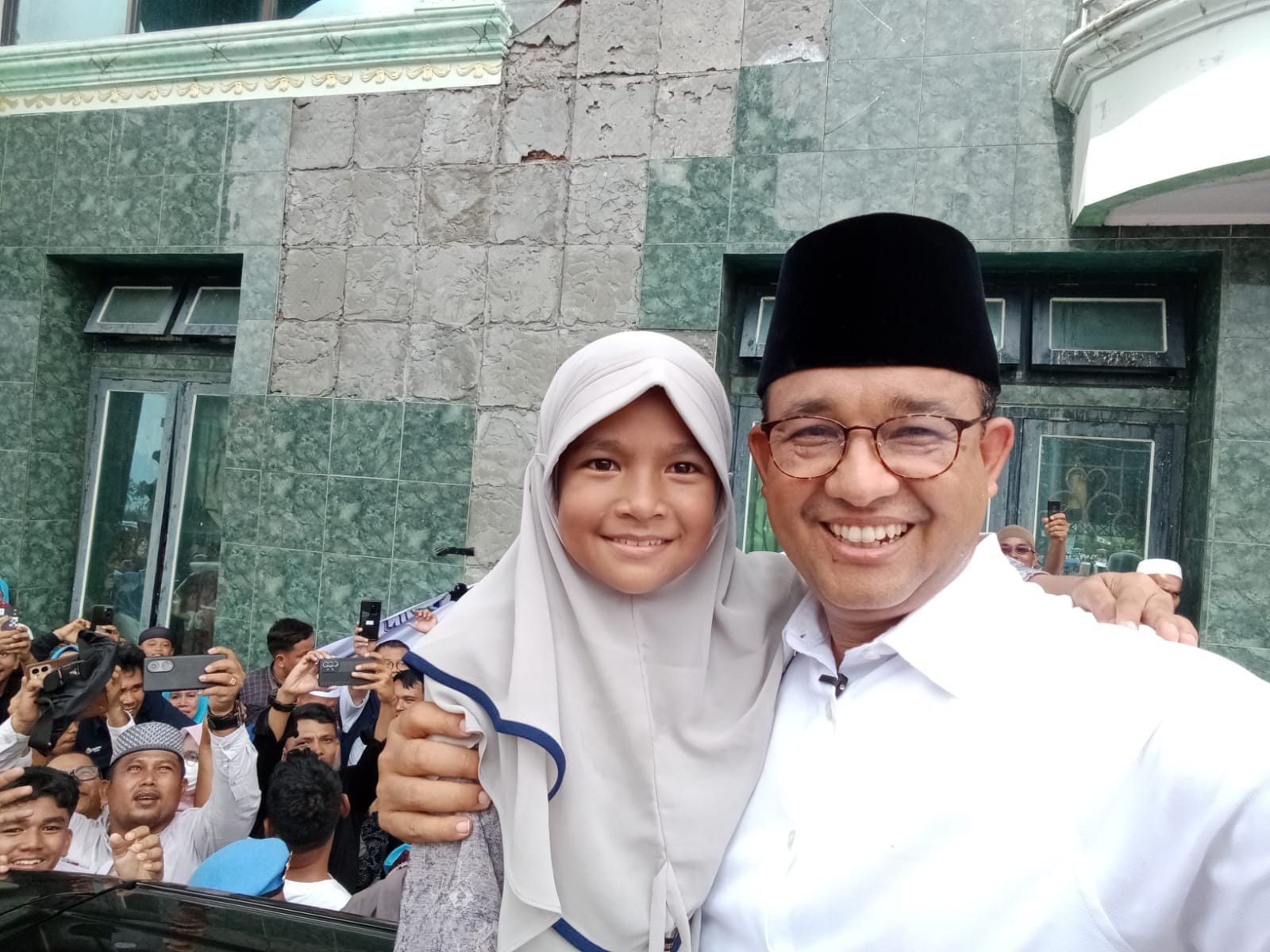 Mengharukan! Buat Amira Dalimunthe dari Tapanuli, Anies Berikan Pelukan hingga Tanda Tangani Buku Sakunya