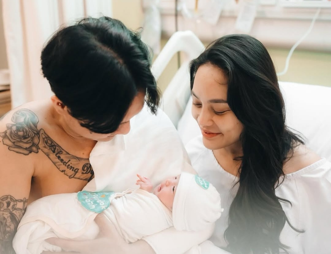 Bukan DJ Panda, Bravy yang Temani Erika Carlina Melahirkan, Netizen Bilang Wajar Anaknya Mirip Dia