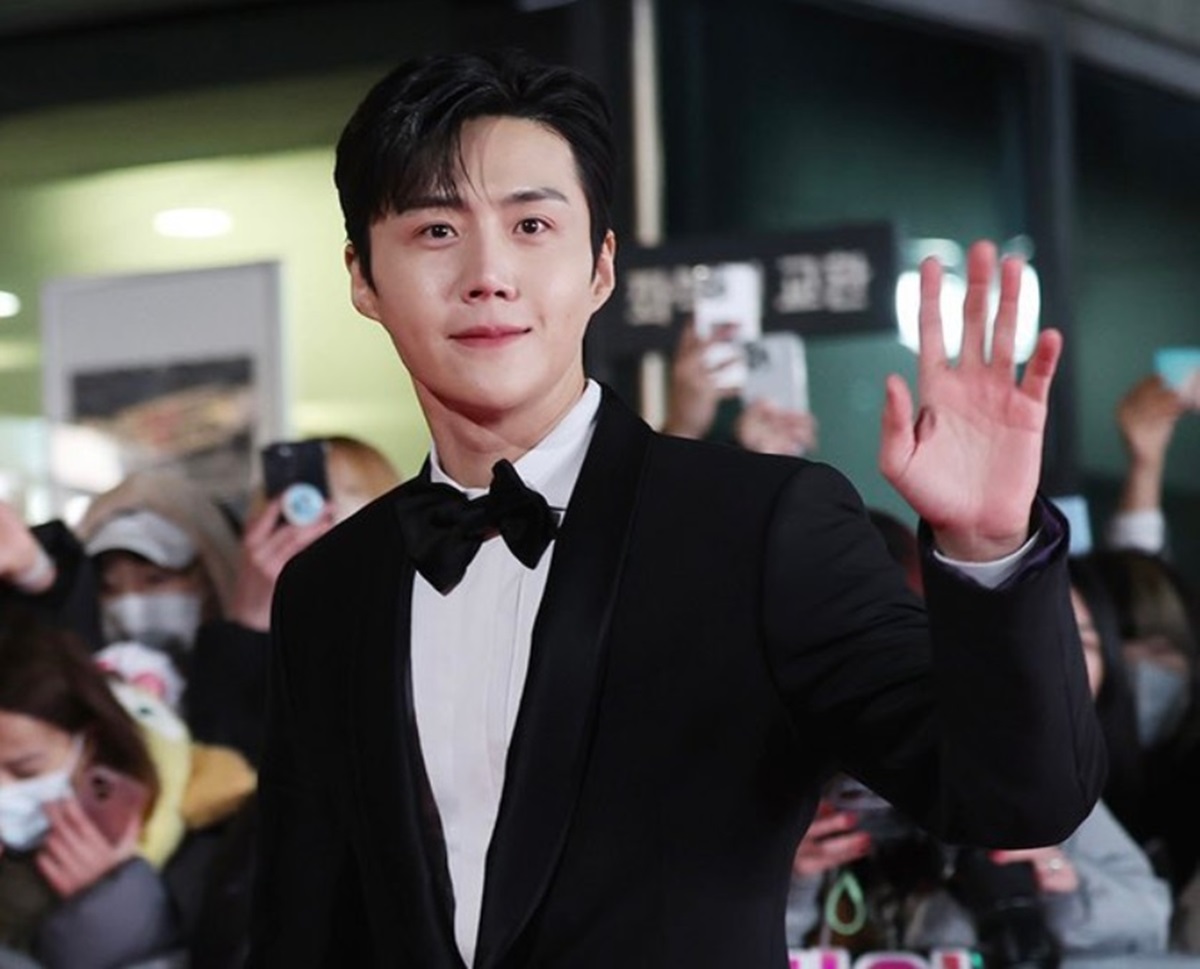 Kalahkan D.O EXO, Kim Seon Ho Jadi Aktor Terpopuler di Blue Dragon Film Awards 2023