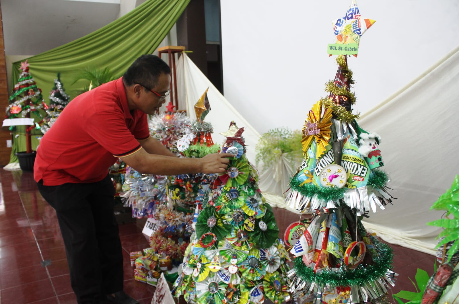  Pohon Natal Bahan Daur Ulang Gereja Katolik Santa Maria Annuntiata