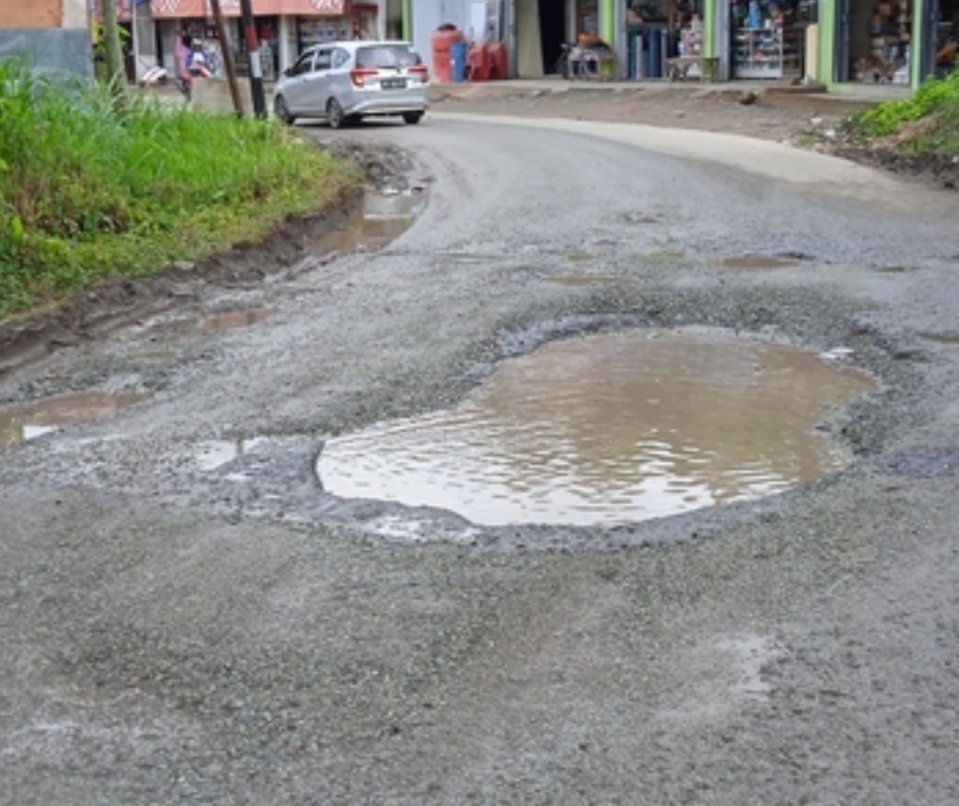Jalan Nasional di Sanggarang Agung Rusak Parah