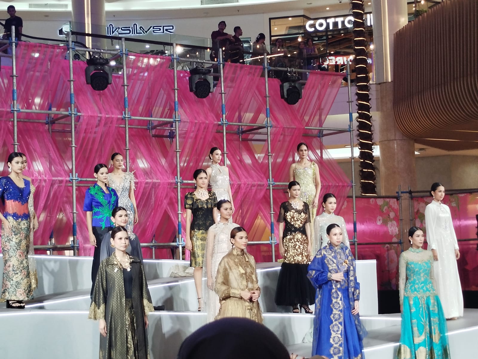 Ramadan Runway 2026, Indahnya Koleksi Fashion 12 Mendiang Desainer Legendaris Indonesia 