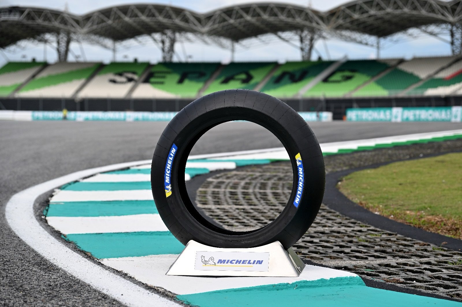 Ujian Panas Sepang: Michelin Siapkan Ban Spesial untuk MotoGP Malaysia 2025