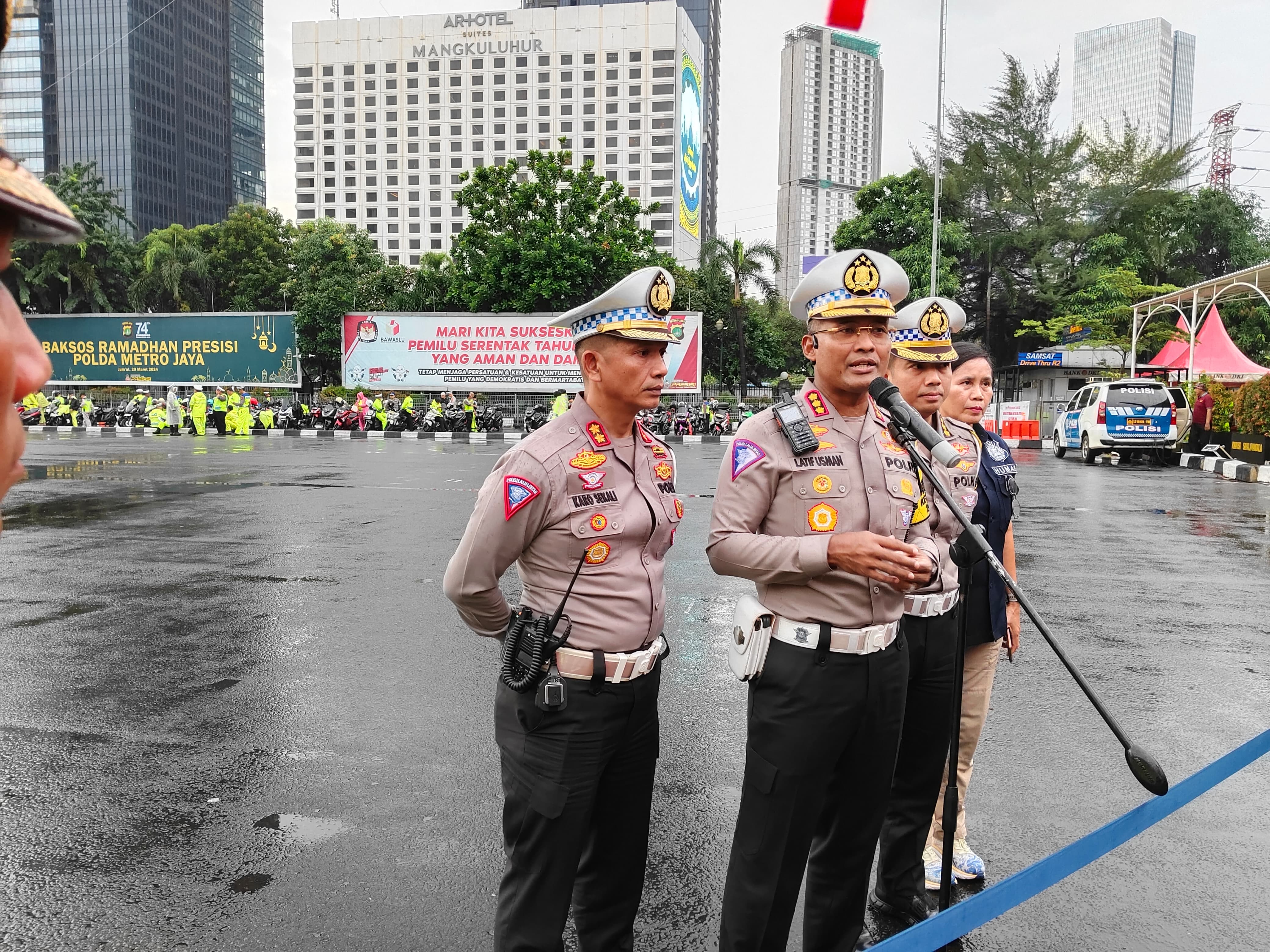 Nekat Lintasi Tol Japek saat Masa Mudik Lebaran, 7 Truk Ditindak