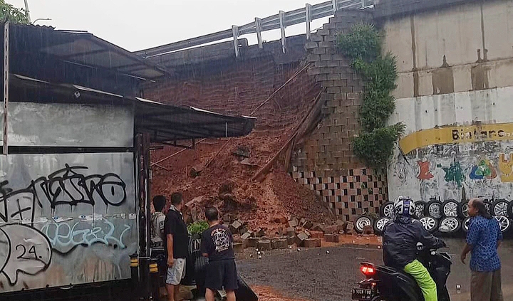 Tebing Tanggul Tol Jorr Bintaro Longsor, Diduga Akibat Diguyur Hujan Deras