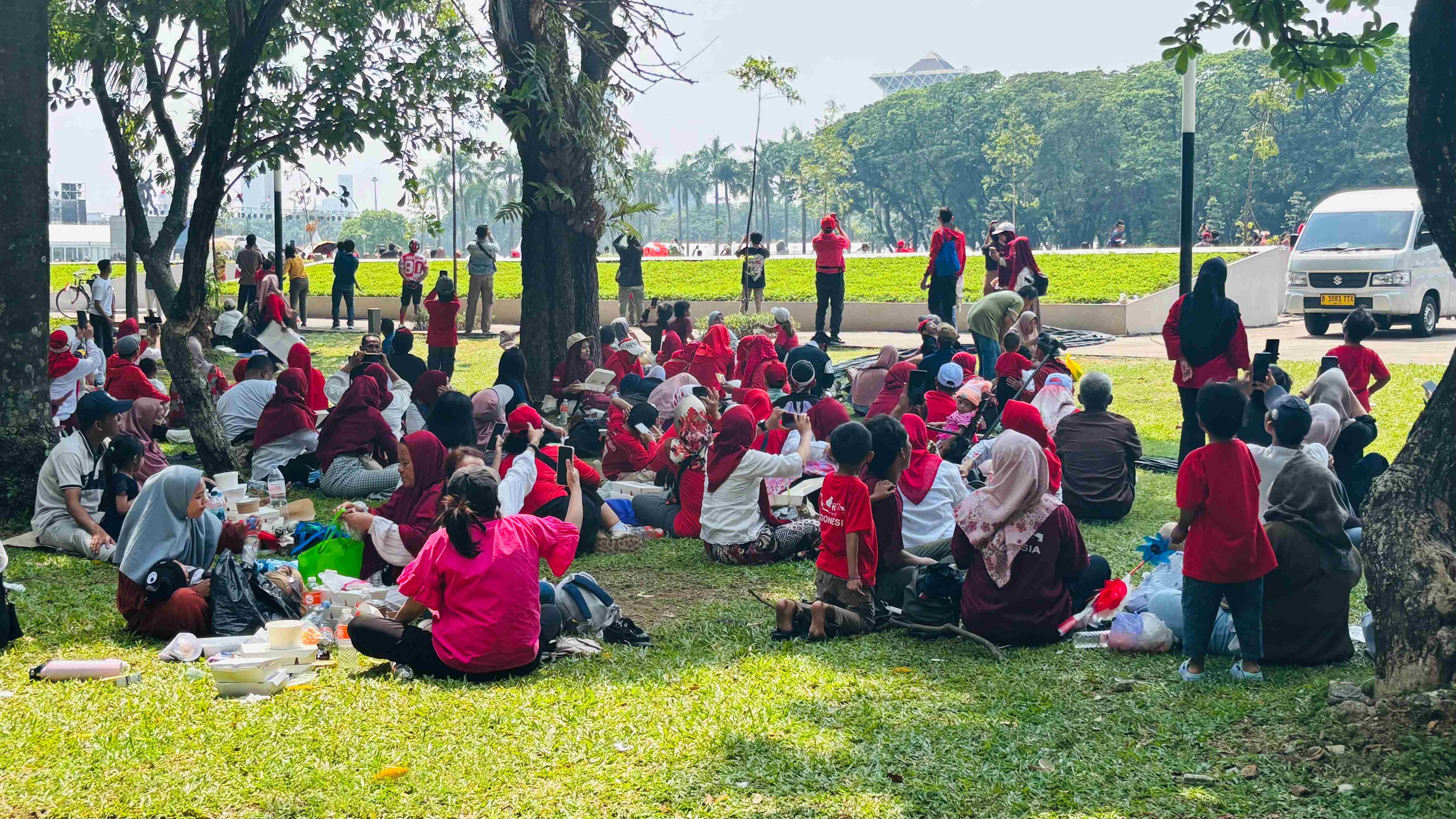 Cari Hiburan, Emak-emak Asal Tangerang Rela Tidur di Stasiun Gambir untuk Saksikan Pesta Rakyat di Monas