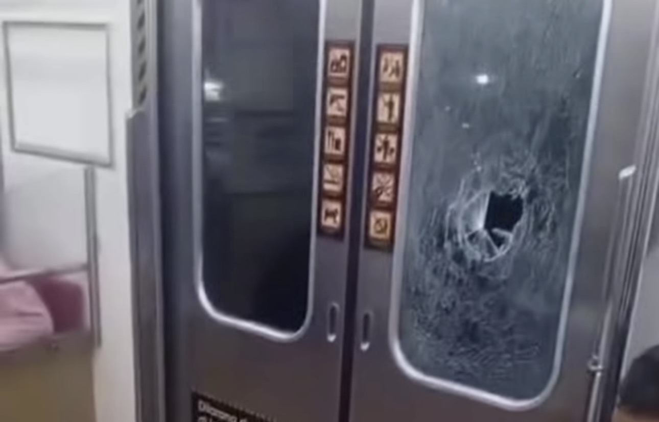 Mencekam! 2 KRL Commuter Line Rangkasbitung Dilempar Batu OTK, Kaca Pintu dan Jendela Pecah