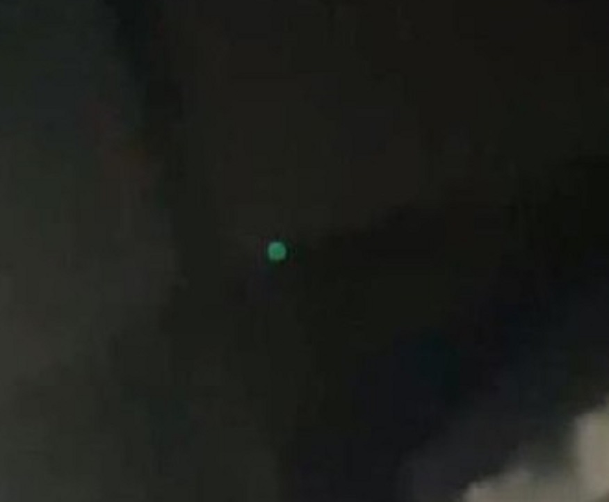 Geger! Objek Terbang Misterius Mirip UFO Diduga Terbang Melintasi Langit Bandung, Benarkah Alien?
