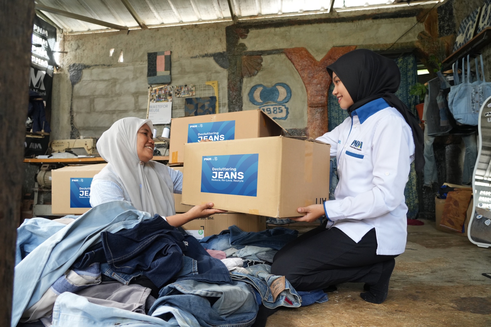 Enaknya Jadi Nasabah PNM, Jeans Decluttering Disulap Jadi Fashion Keren!