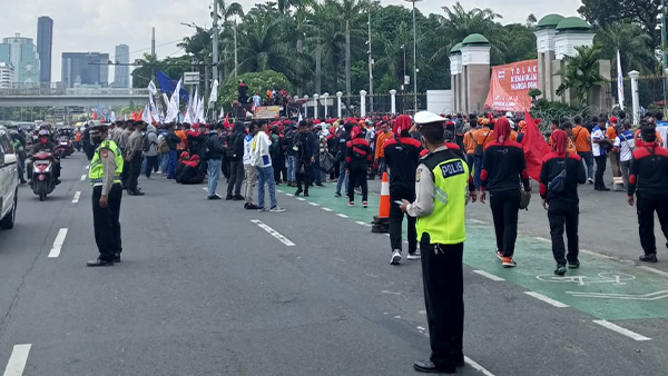 Arus Lalu Lintas Macet Parah Dampak Aksi Buruh Padati Depan Gedung DPR RI Menolak Kenaikan BBM Bersubsidi