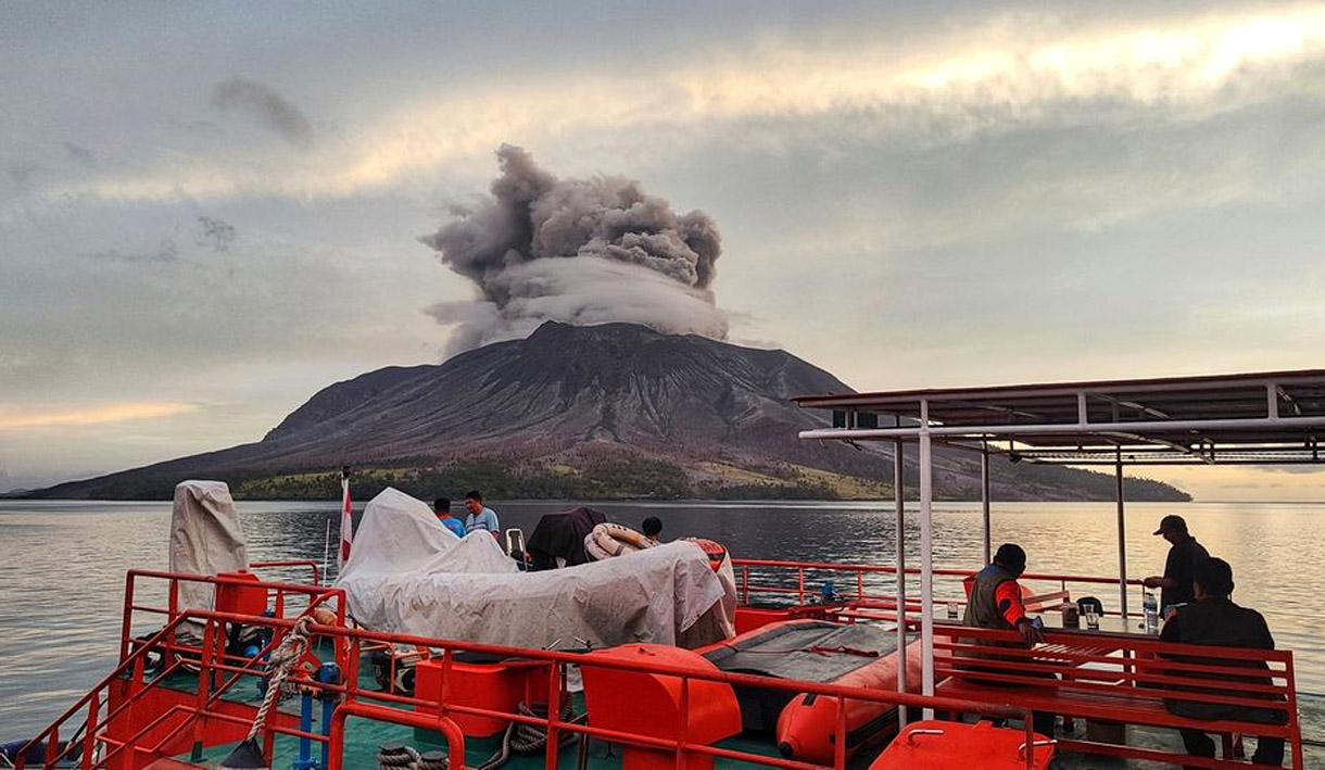 Bandara Sam Ratulangi Ditutup, BNPB Ungkap Skenario Alternatif Penyaluran Logistik Pasca Erupsi Gunung Ruang