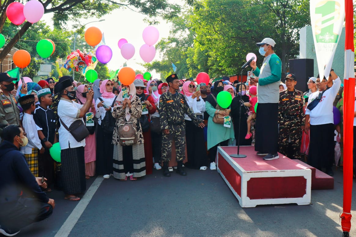 Meriahnya Jalan Sehat Sarungan Bareng Gus Ipul