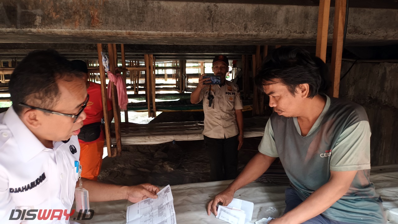 Kisah Irwan Hidup di Kolong Jembatan, Berjuang untuk Istri dan Anak Di Kampung