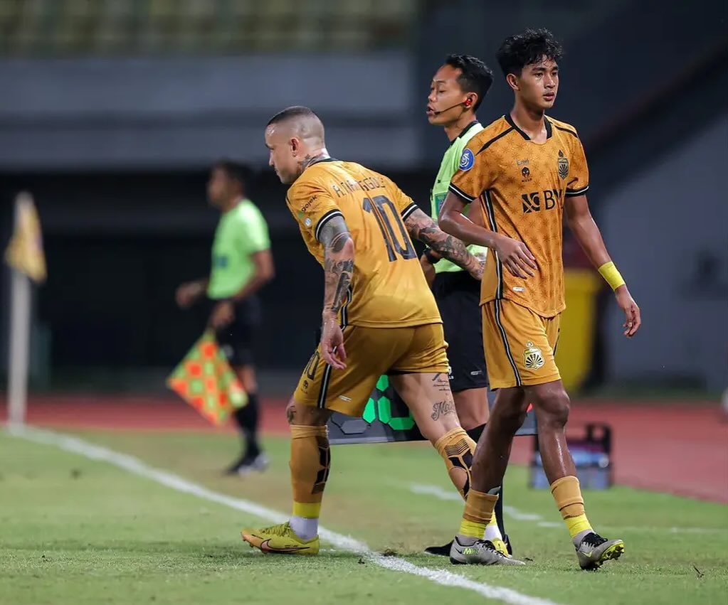Debut Perdana di Bhayangkara FC, Radja Nainggolan Langsung Lepaskan Tendangan Gledek dan Dipuji Mario Gomez