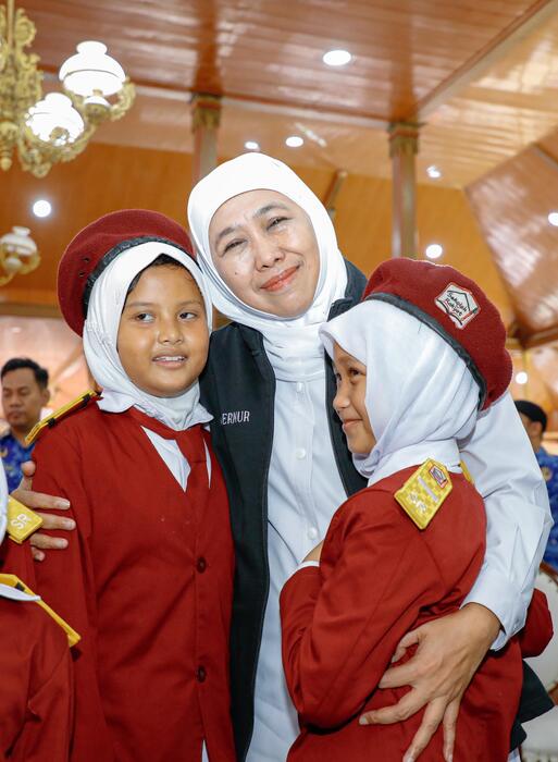 Khofifah Rangkul Siswa Sekolah Rakyat di Ramadan, Momen Haru yang Tak Terlupakan