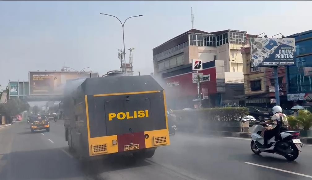 Polres Tangsel Semprot Jalan di Serpong, Bersihkan Abu Vulkanik