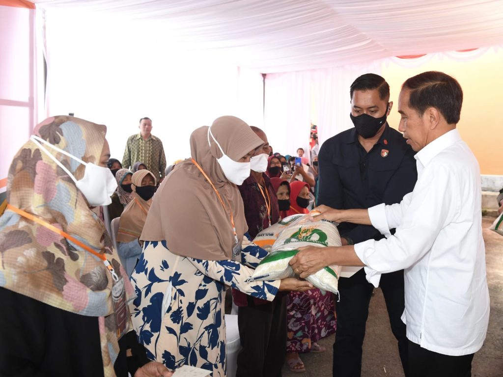Jokowi Mulai Bagikan Bansos Pangan 2023 ke 21,3 Juta Keluarga Penerima Manfaat 