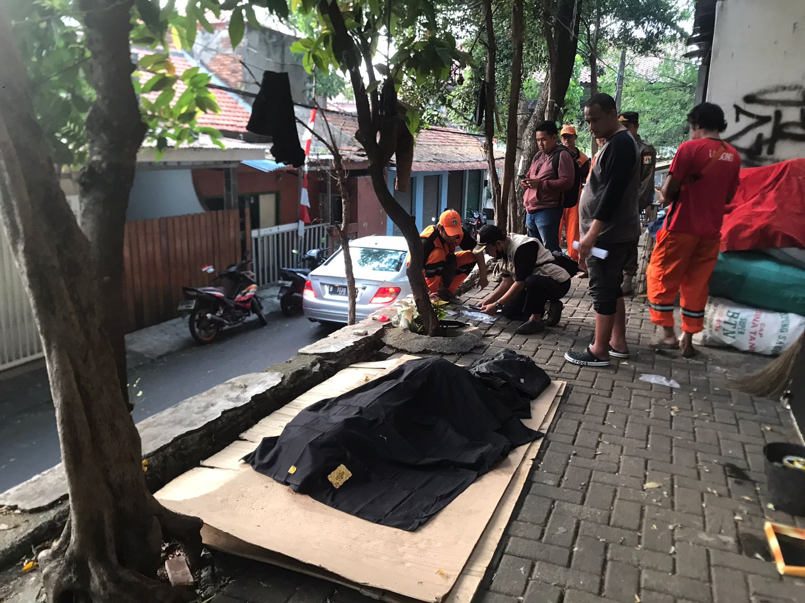 Penemuan Mayat di Belakang Pasar PSPT Tebet, Polisi Lakukan Penyelidikan