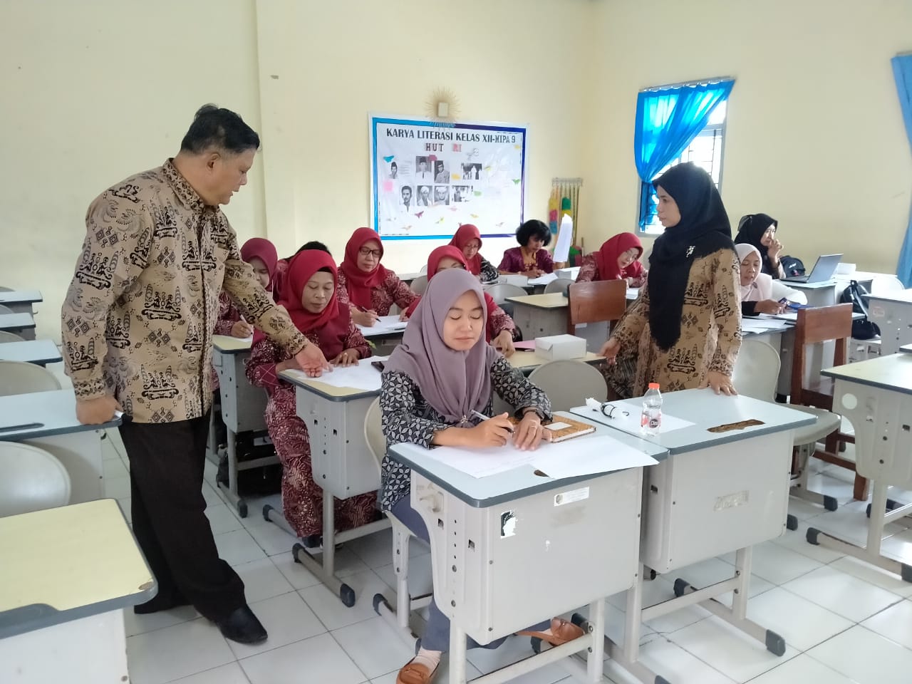 Tim PKM Dosen JBSI Unesa Ajari Guru SMAN 1 Kedungwaru Tulungagung Menulis Karya Ilmiah