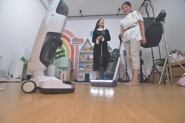 4 Fitur Robot Pembersih Ini Akhiri Drama Para Ibu saat Bersih-bersih Rumah