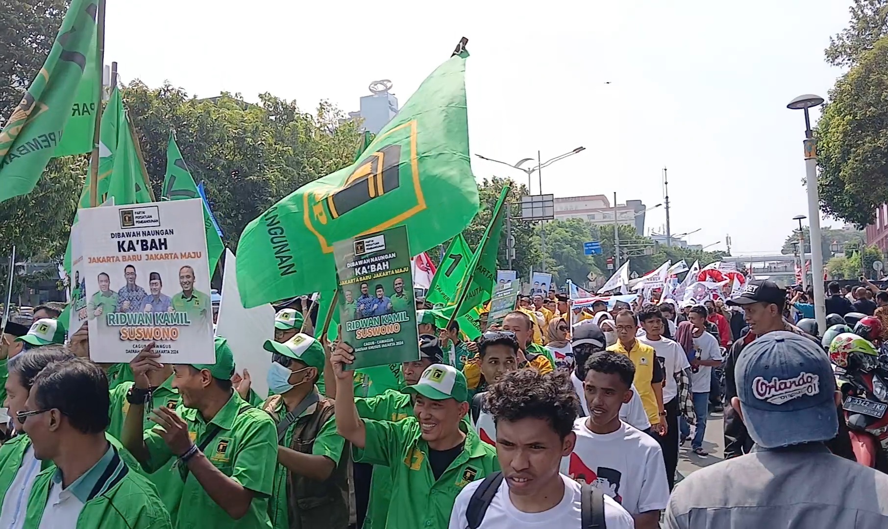 Mengular, Ribuan Massa Antar Ridwan Kamil-Suswono 'Rido' Daftar ke KPU DKI Jakarta