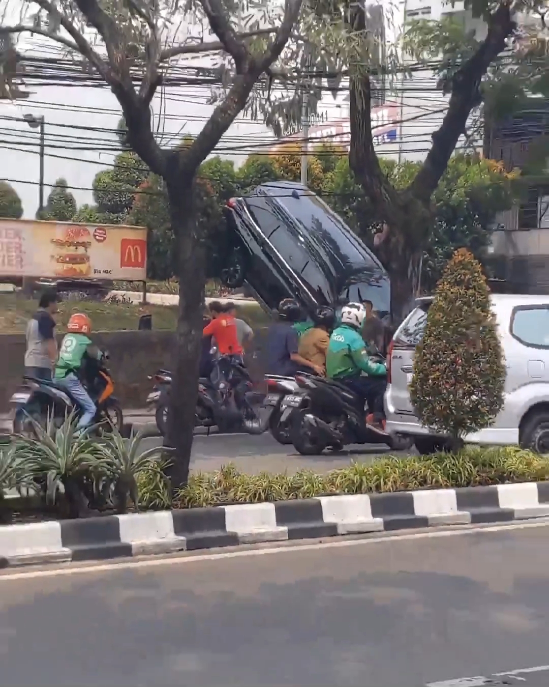 Salah Injak Pedal, Mobil Hantam Pohon saat Pesan Drive Thru di Restoran Cepat Saji di Tangsel