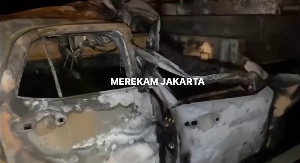 Tabrak Belakang Truk di Jakut, Minibus Terbakar, Pengemudi Tewas