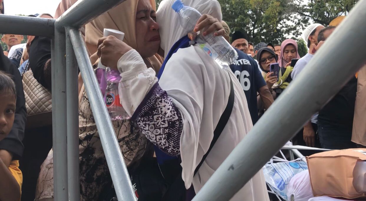 Tangis Jemaah Kloter 11 Jakarta Utara Pecah Usai Tiba di Asrama Haji Pondok Gede