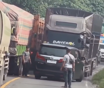 Viral, Alphard Pelat BK Ambil Jalur Orang Lain Dihadang Truk Fuso 'Bahenol', Netizen : Mirip Konvoi Mobil Pejabat