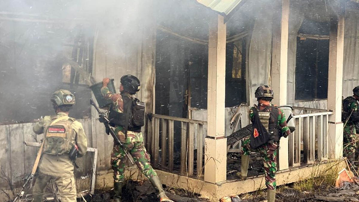 Sniper TNI Tembak KKB Papua dari Jarak 650 Meter, Kabur Setelah Bakar Rumah Petugas Kesehatan di Papua Tengah