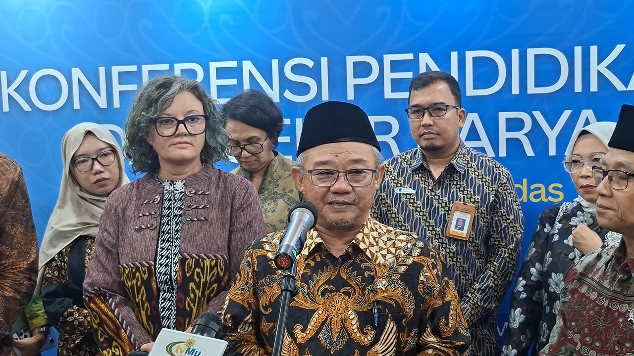 Genjot Digitalisasi Sekolah, Kemendikdasmen Targetkan 3 Papan Interaktif Per Sekolah pada 2026