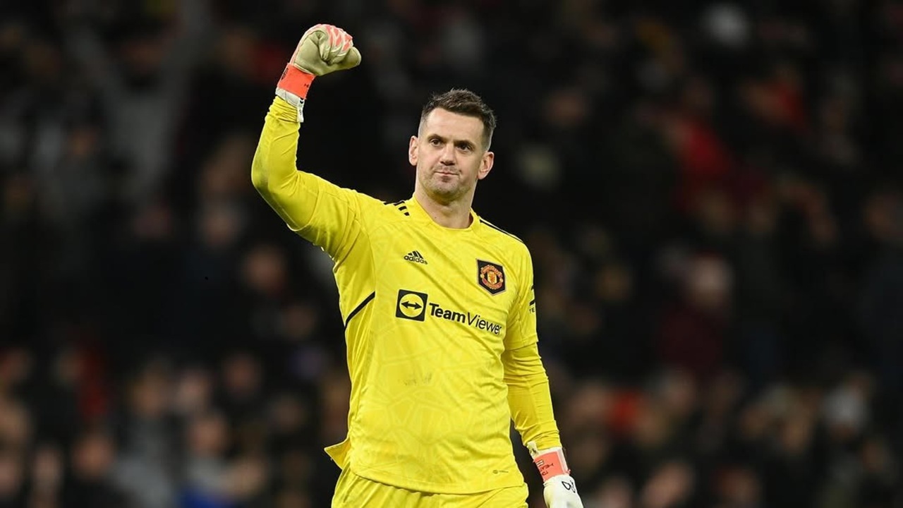 Manchester United Perpanjang Kontrak Kiper Kawakan Tom Heaton, Nasib Onana dan Bayindir Menggantung
