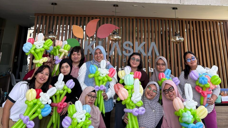 Tarik-Tarik Balon sebelum Dipompa, Kreasikan Buket Butuh Kesabaran Ekstra