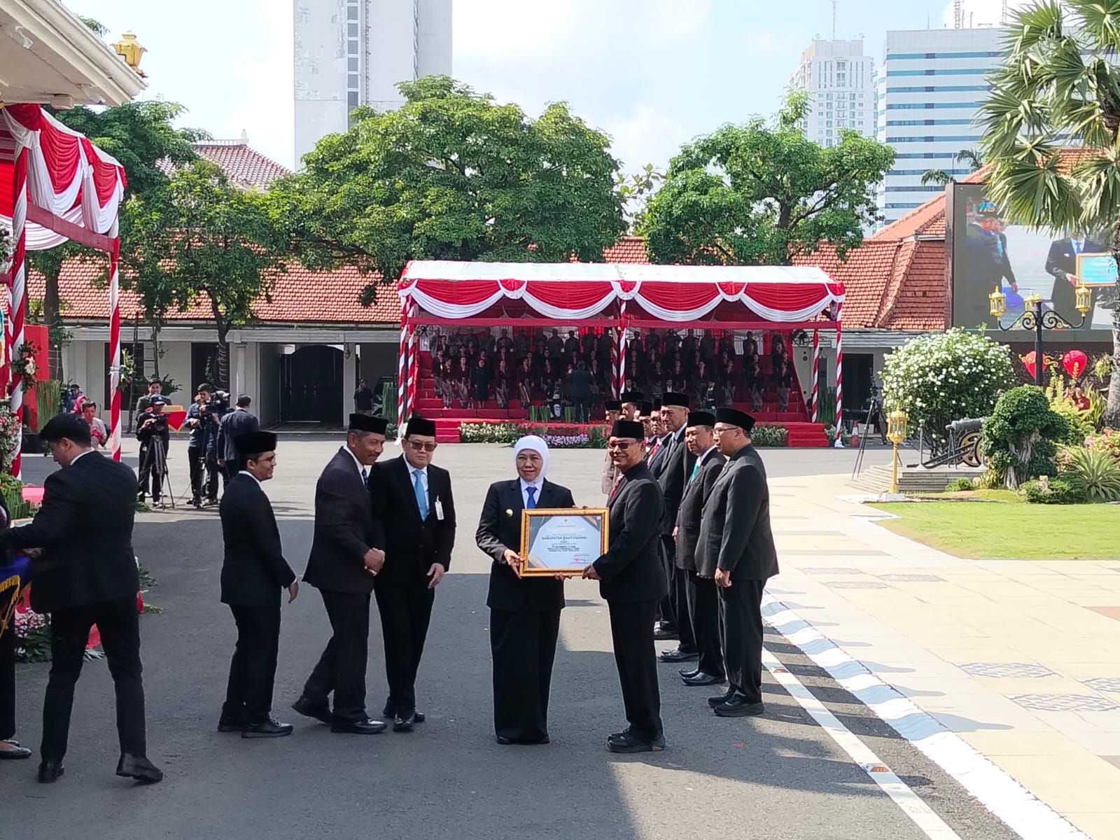 Di Momentum Harkitnas, Khofifah Tegaskan Pentingnya Literasi Digital Bagi Generasi Muda 