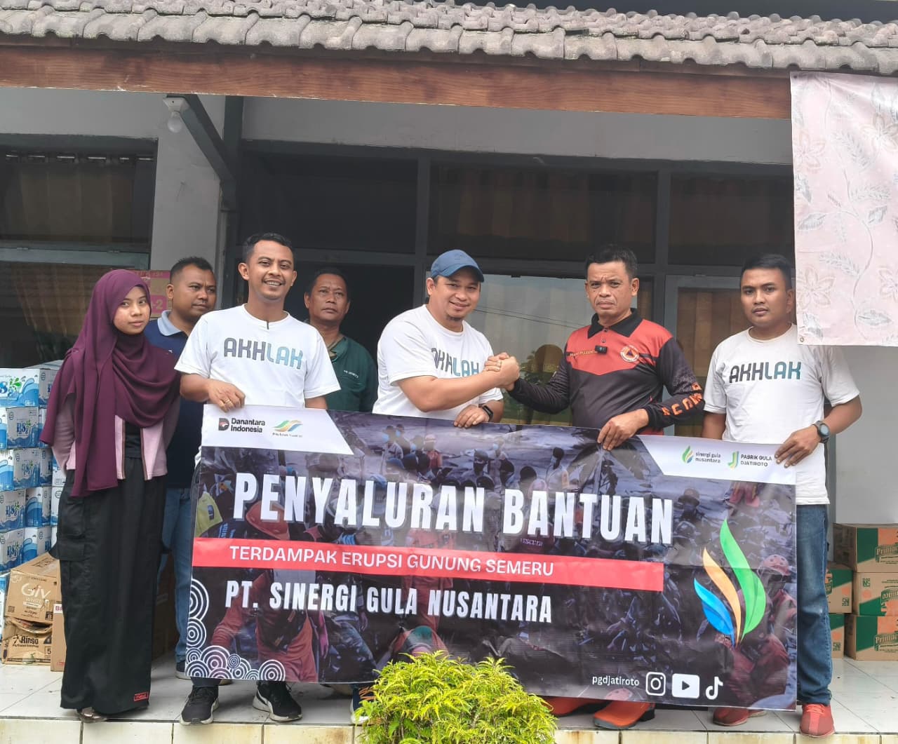 SGN Salurkan Bantuan untuk Warga Terdampak Erupsi Semeru