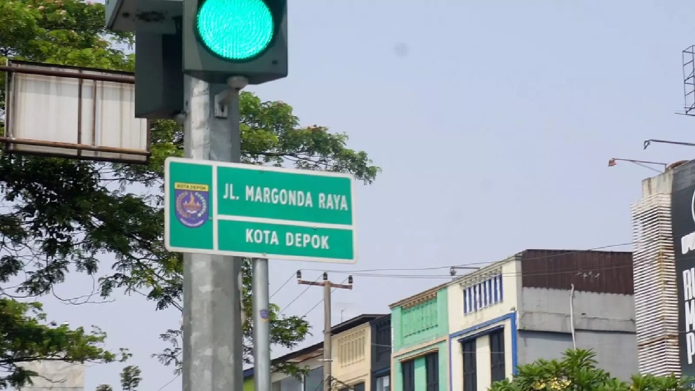 Depok Hujan Petir, Dilanda Badai Angin Kencang Bikin Atap Rumah Warga Bergetar