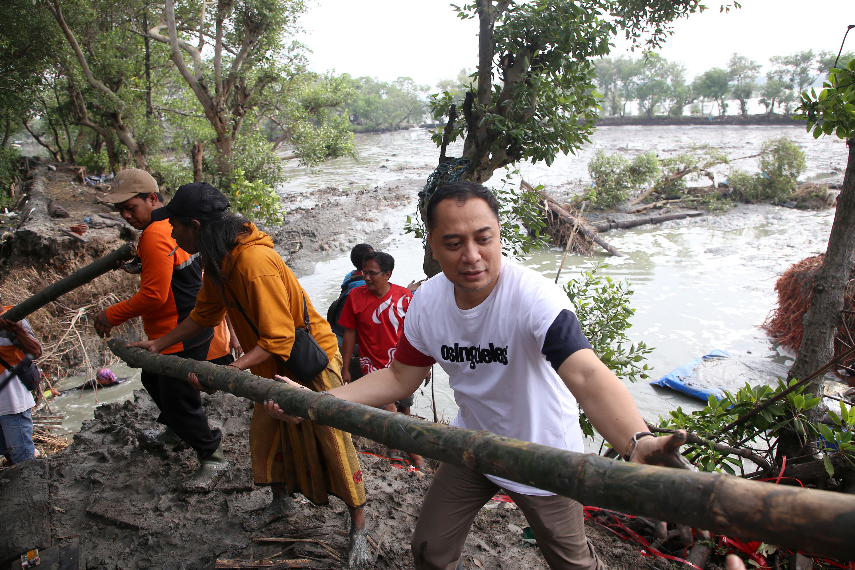 Pemkot Surabaya Siapkan Pompa Air Bantu Petani Tambak Hadapi Banjir Rob