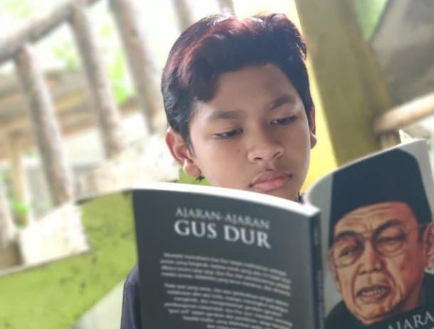 Hebohnya Foto David Baca Buku Gus Dur Sebelum Koma, Unggahan Sang Ayah Jonathan Latumahina Titipkan Salawat Banjir Komentar: 'Yang Tabah'