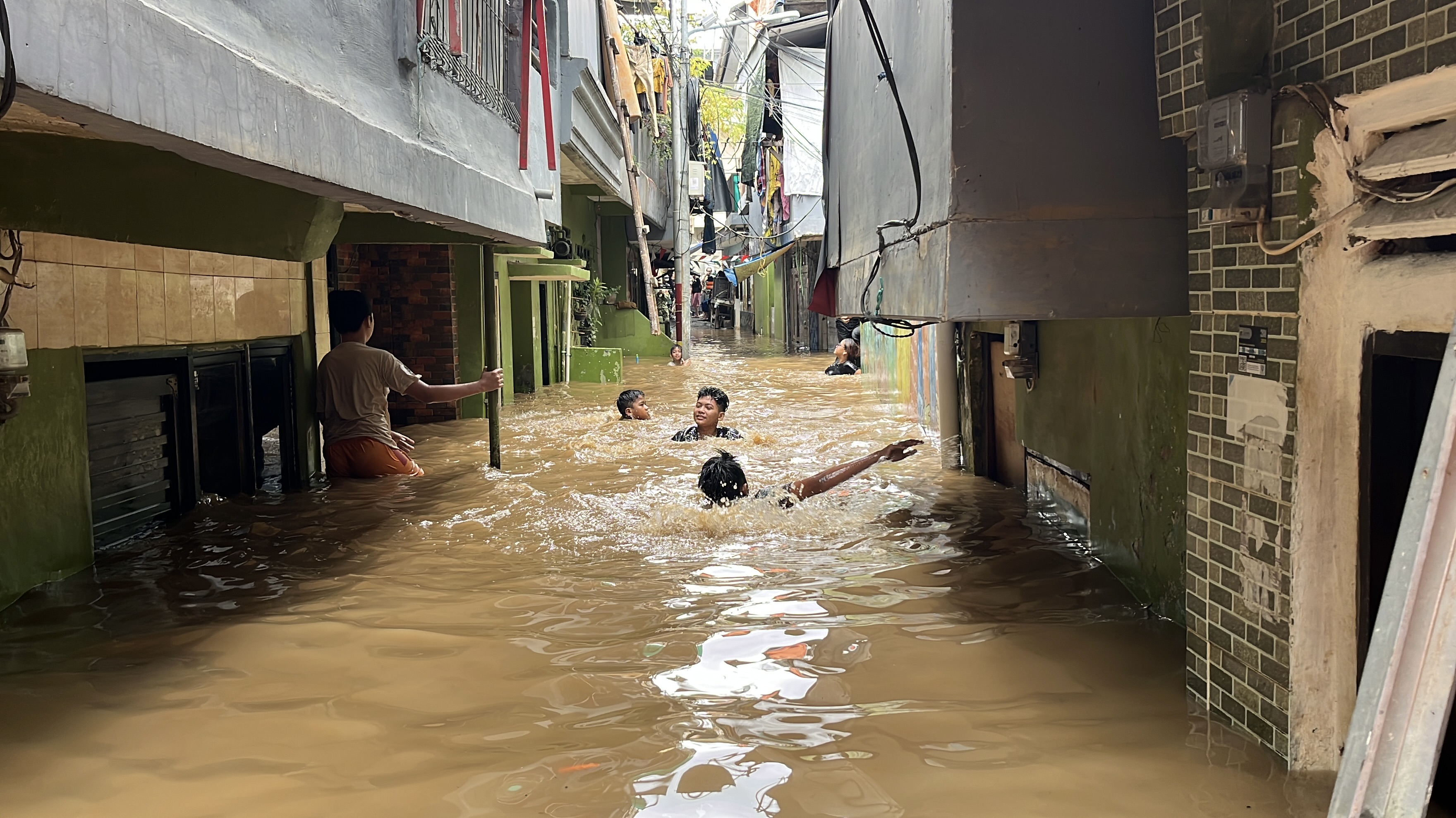 Kebon Pala Jaktim Masih Terendam Banjir hingga 2 Meter!