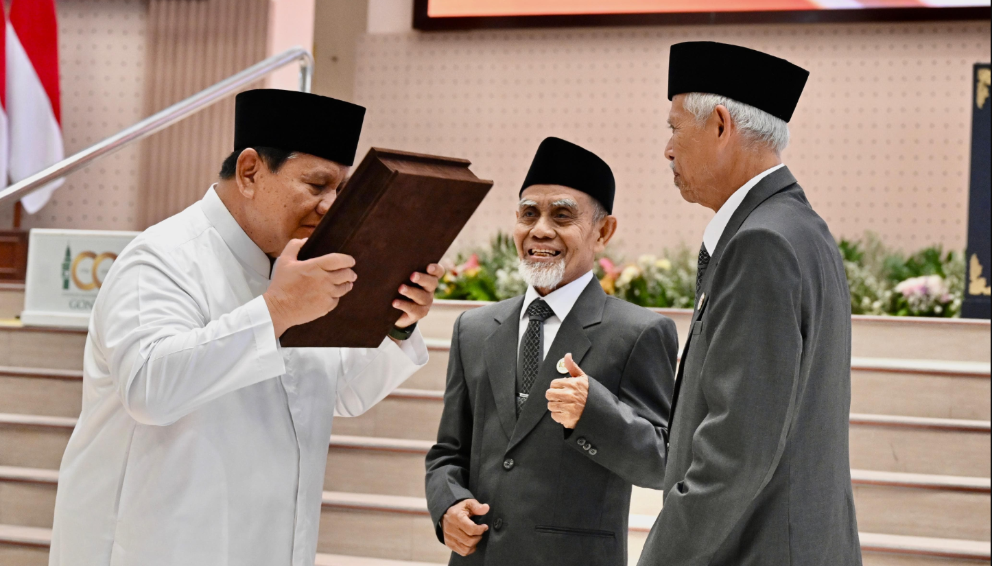 Prabowo Cium Mushaf Al-Qur'an Karya Santri Gontor, Bukan Sekadar Hadiah