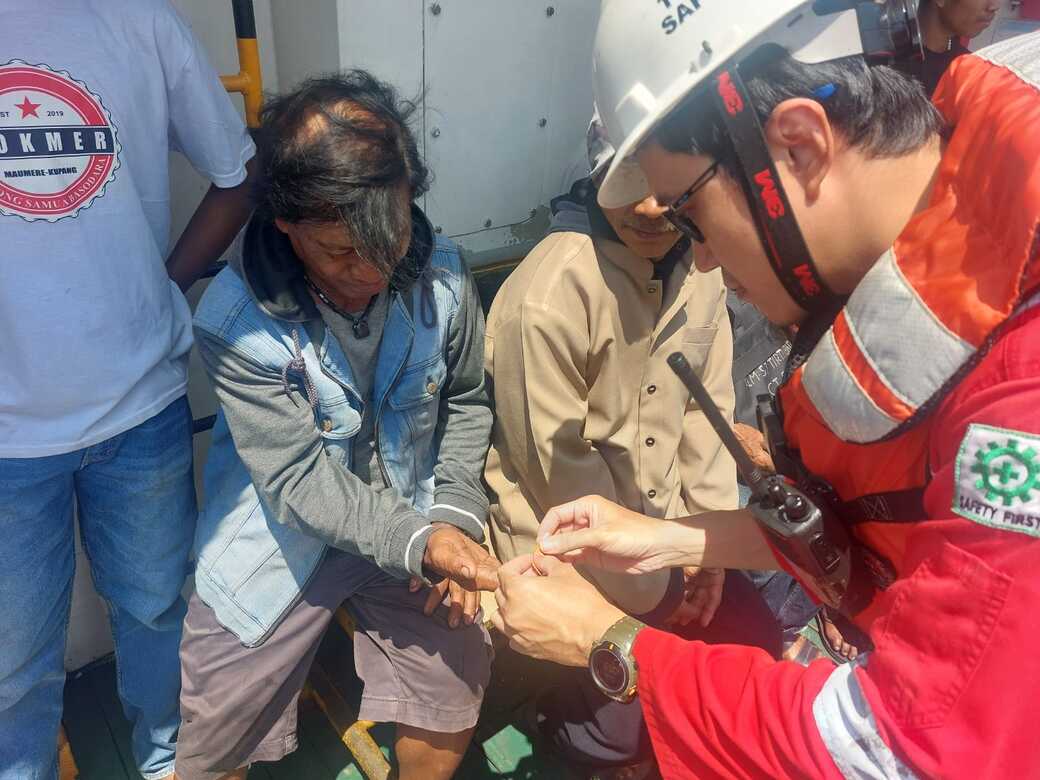 PHE WMO Evakuasi Enam ABK KLM Sejarah Tirta Abadi di Perairan Gresik