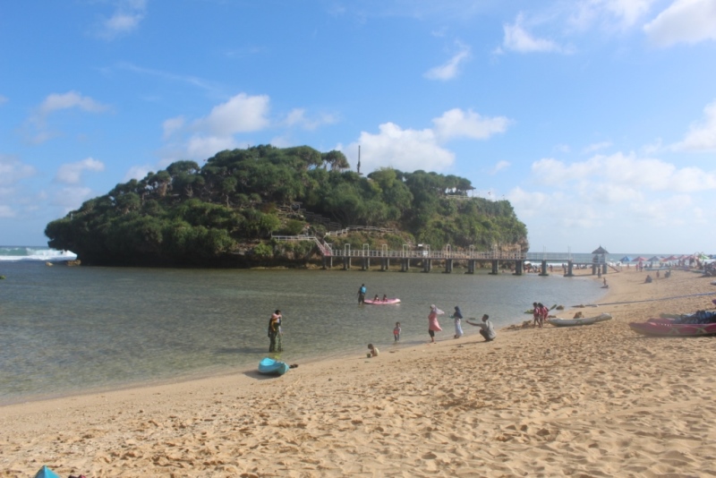 Pantai Drini di Gunungkidul, Surga Wisata yang Menyimpan Potensi Ombak Pantai Selatan