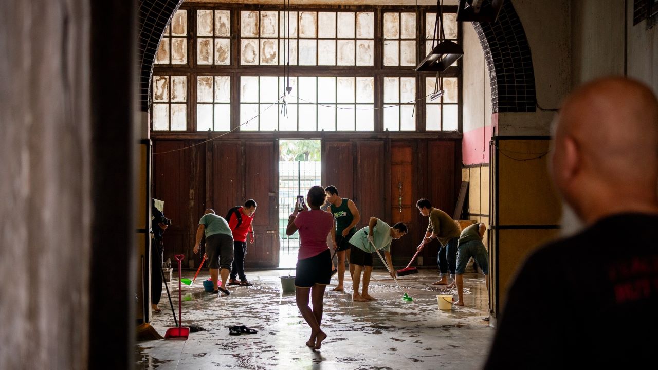 Oud Soerabaja Hunter: Para Pemburu Bangunan Tua di Surabaya yang Rutin Bersihkan Gedung Singa 