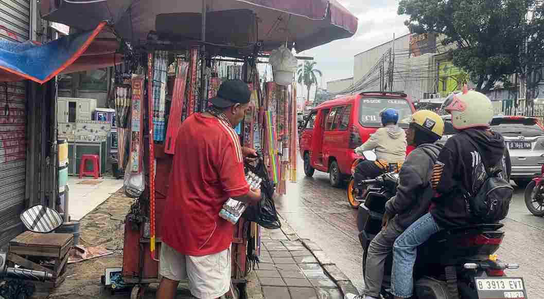 Pedagang Kembang Api Protes Dilarang Jualan Jelang Tahun Baru: Kalau Mau Razia Pabriknya
