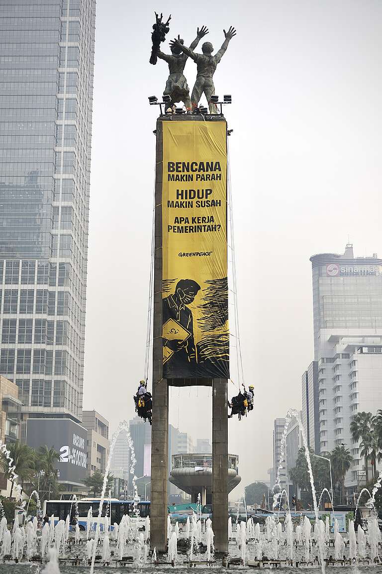 Greenpeace Berani Bentangkan Spanduk Panjang di Bundaran HI, Protes Krisis Iklim dan Biaya Hidup