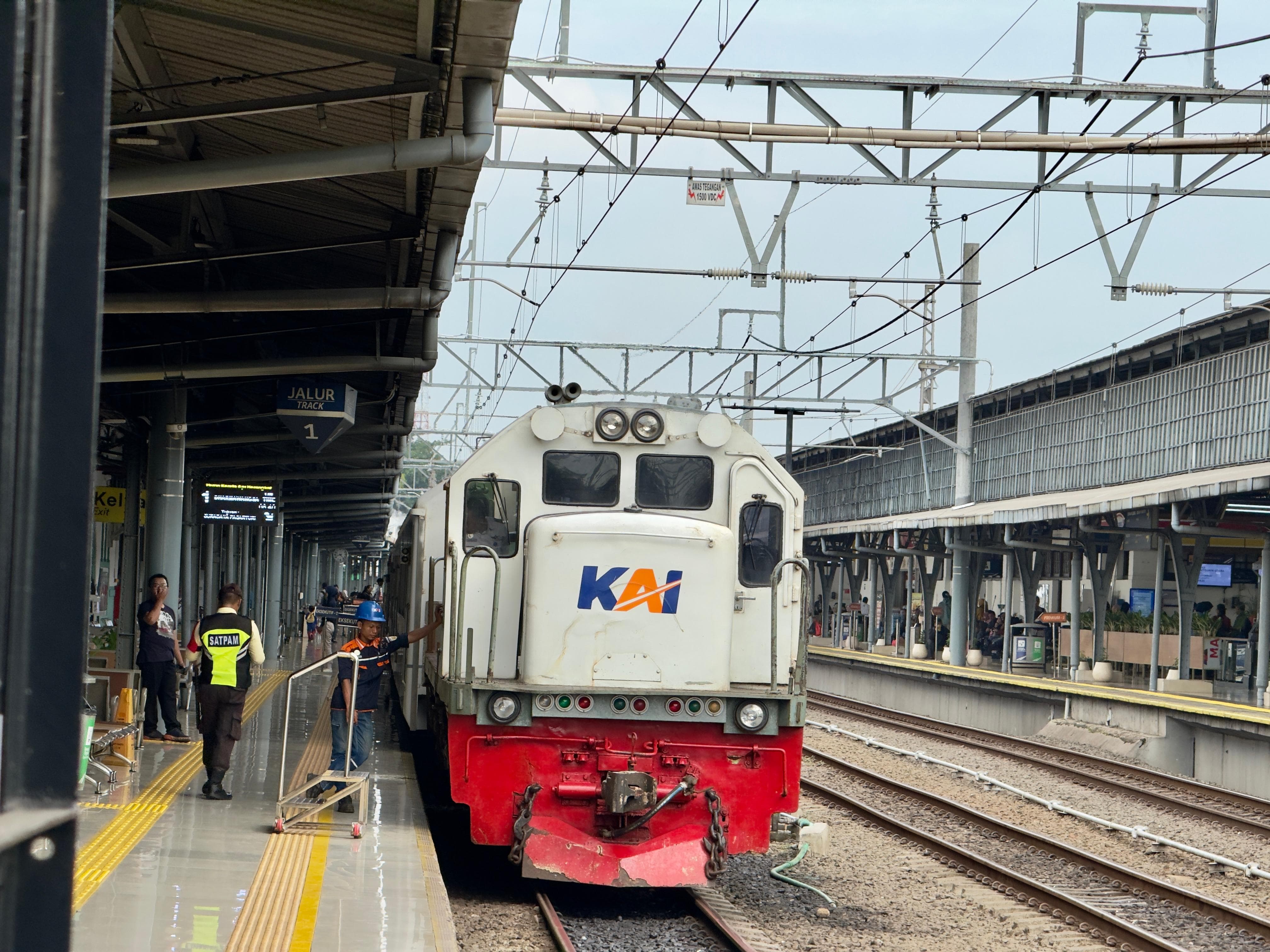 Stasiun Jatinegara Jadi Salah Satu Pemberhentian KA Tersibuk Selama Libur Nataru, Catatkan Rekor Baru