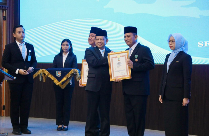 Pemerintah Anugerahkan Tanda Kehormatan Satyalancana Wira Karya kepada 6 Tokoh