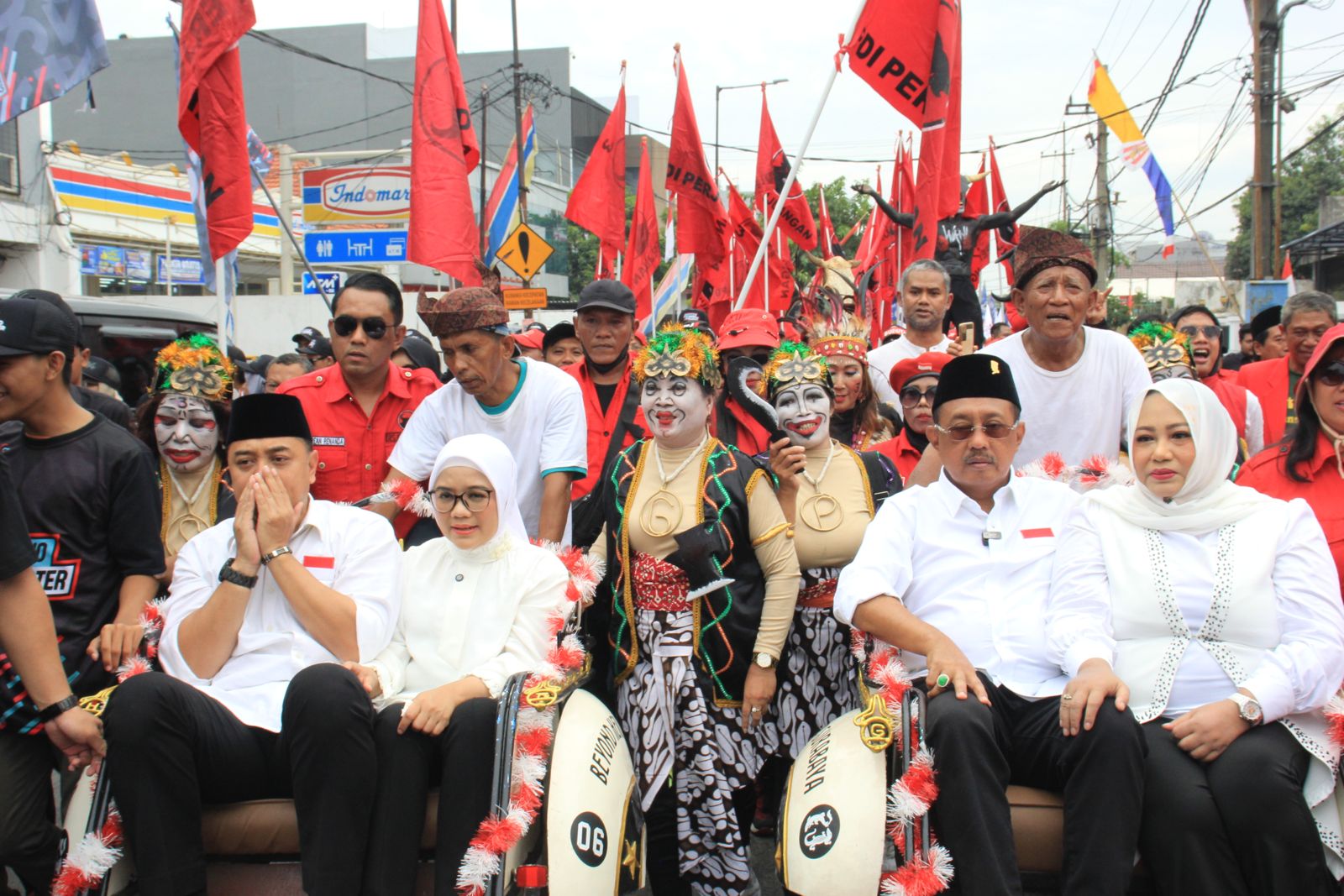 Daftar ke KPU Naik Becak Diiringi Pawai Budaya, Eri: Saya Bangga Betul!