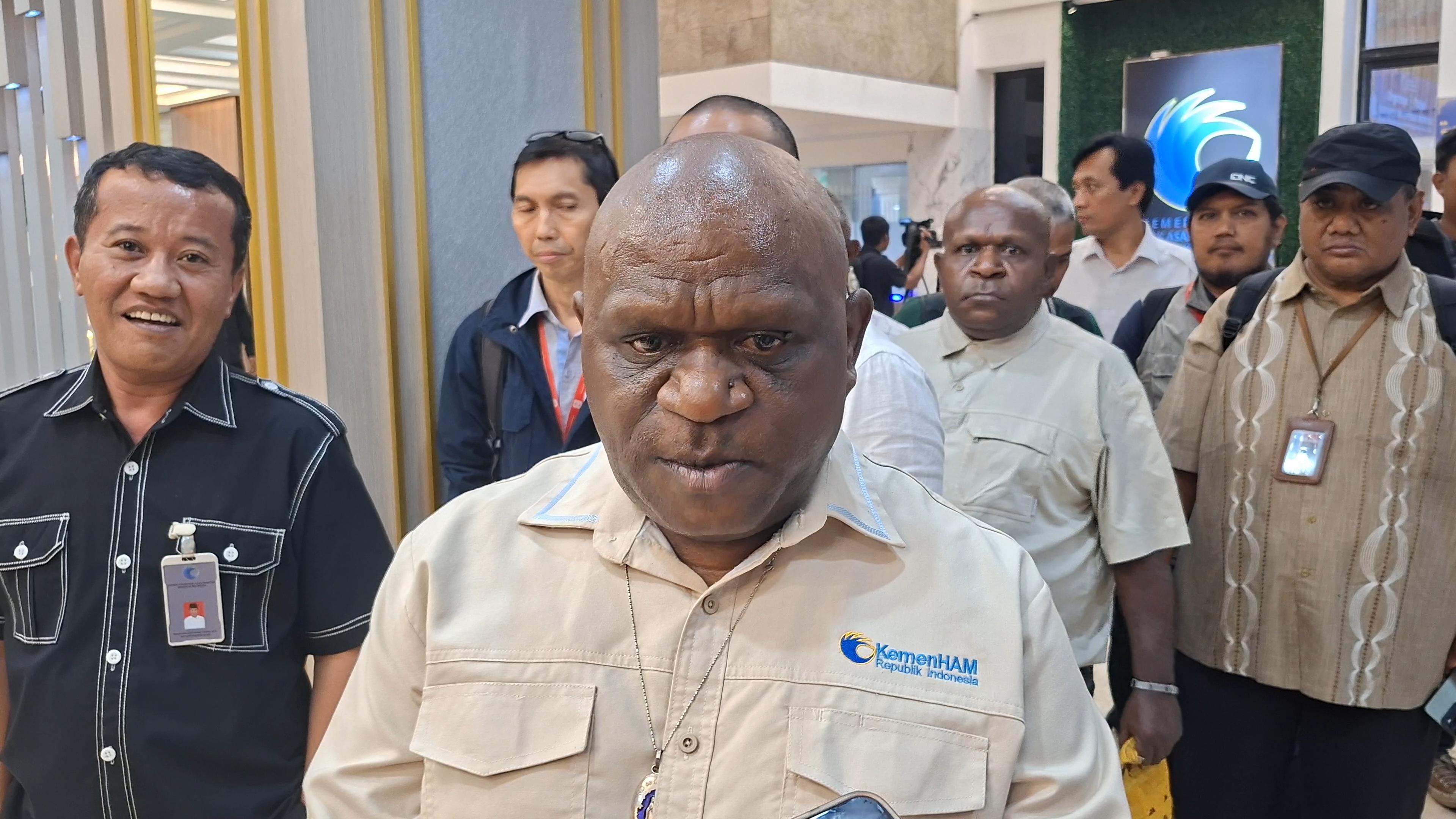 Natalius Pigai Salurkan Bantuan Rp45 Juta untuk Korban Banjir Bandang di Sumatera dan Aceh