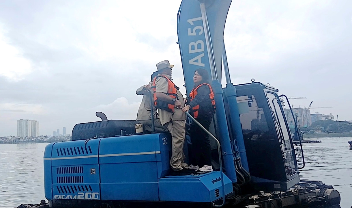 Bang Doel Naik Beco Amfibi Pimpin Pengerukan Lumpur di Waduk Pluit 